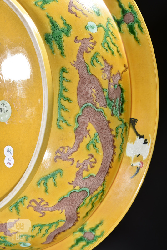 清 素三彩暗刻龙纹大盘 - 图14